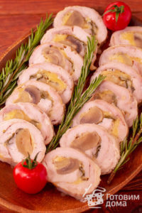 Куриный рулет с грибами и сыром - пошаговый рецепт с фото