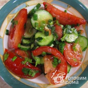 Салат из помидор с огурцами - что может быть нового? - пошаговый рецепт с фото