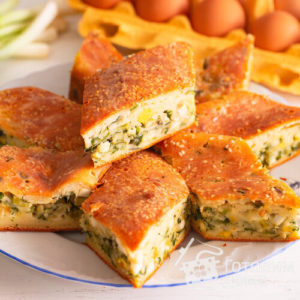 Заливной пирог с зеленым луком и яйцом - пошаговый рецепт с фото